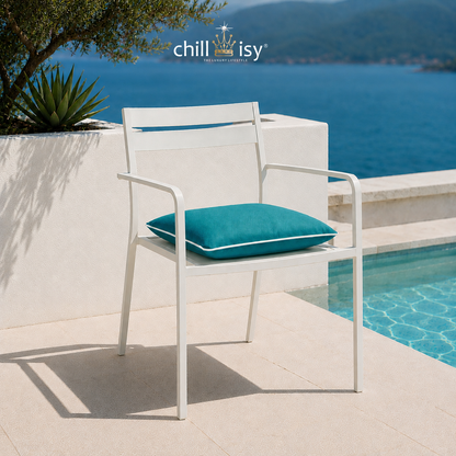 Sitzkissen Summertime in Petrol auf modernem weißen Gartenstuhl am Pool – hochwertiges Outdoor Sitzkissen von chillisy® Made in Germany für Terrasse, Balkon & Garten