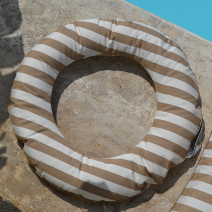 Schwimmring Swimmy

Wunderbarer, großer Schwimmring um im Wasser zu Entspannen. Der Außendurchmesser beträgt 110 cm, der innere 64 cm. An der Seite ist ein Henkel mit chillisy Logo angebracht, so dass der Schwimmring auch bei Verwendung im Meer befestigt werden kann.