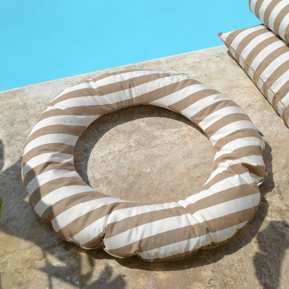 Schwimmring Swimmy

Wunderbarer, großer Schwimmring um im Wasser zu Entspannen. Der Außendurchmesser beträgt 110 cm, der innere 64 cm. An der Seite ist ein Henkel mit chillisy Logo angebracht, so dass der Schwimmring auch bei Verwendung im Meer befestigt werden kann.