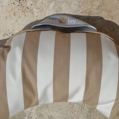 Schwimmring Swimmy

Wunderbarer, großer Schwimmring um im Wasser zu Entspannen. Der Außendurchmesser beträgt 110 cm, der innere 64 cm. An der Seite ist ein Henkel mit chillisy Logo angebracht, so dass der Schwimmring auch bei Verwendung im Meer befestigt werden kann.