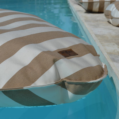 
Schwimmkissen Poolkissen beige weiß gestreift in Fisch Form Float Sharky by chillisy. Luftmatratze, langlebig aus Stoff, nachhaltig in Deutschland hergestellt.