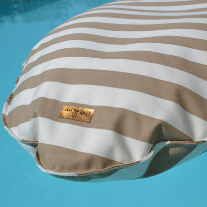 Schwimmkissen Poolkissen beige weiß gestreift in Fisch Form Float Sharky by chillisy. Luftmatratze, langlebig aus Stoff, nachhaltig in Deutschland hergestellt.