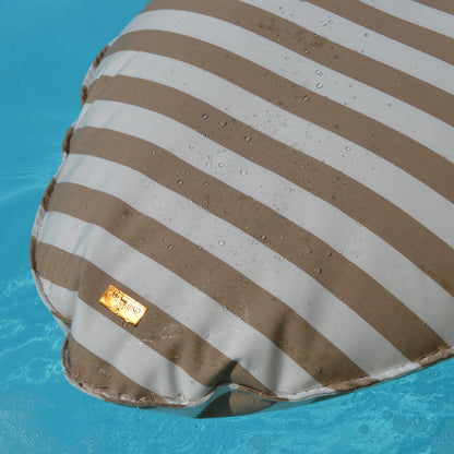 Schwimmkissen Poolkissen beige weiß gestreift in Fisch Form Float Sharky by chillisy. Luftmatratze, langlebig aus Stoff, nachhaltig in Deutschland hergestellt.