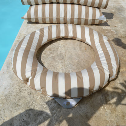 Schwimmring Swimmy

Wunderbarer, großer Schwimmring um im Wasser zu Entspannen. Der Außendurchmesser beträgt 110 cm, der innere 64 cm. An der Seite ist ein Henkel mit chillisy Logo angebracht, so dass der Schwimmring auch bei Verwendung im Meer befestigt werden kann.