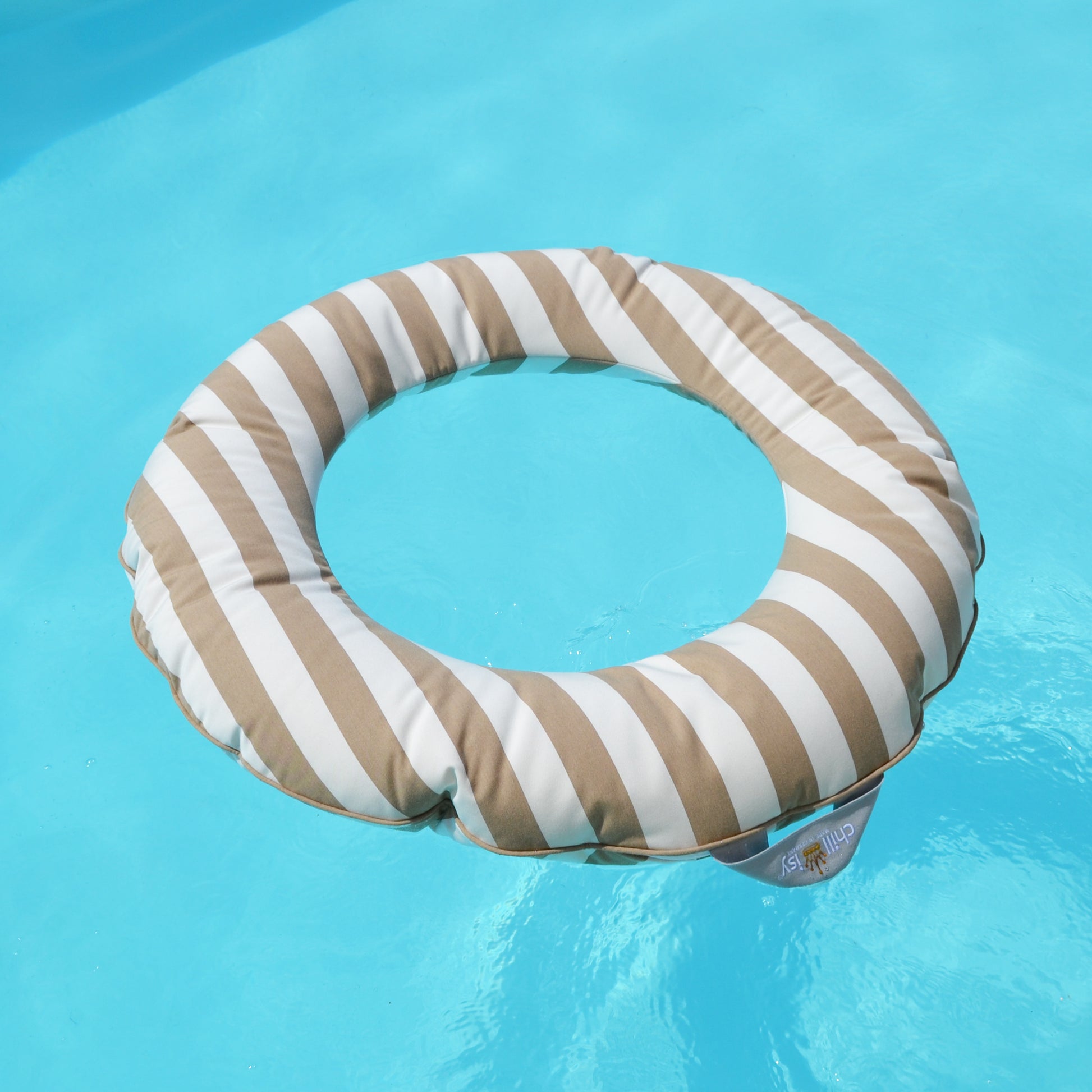 Schwimmring Swimmy

Wunderbarer, großer Schwimmring um im Wasser zu Entspannen. Der Außendurchmesser beträgt 110 cm, der innere 64 cm. An der Seite ist ein Henkel mit chillisy Logo angebracht, so dass der Schwimmring auch bei Verwendung im Meer befestigt werden kann.