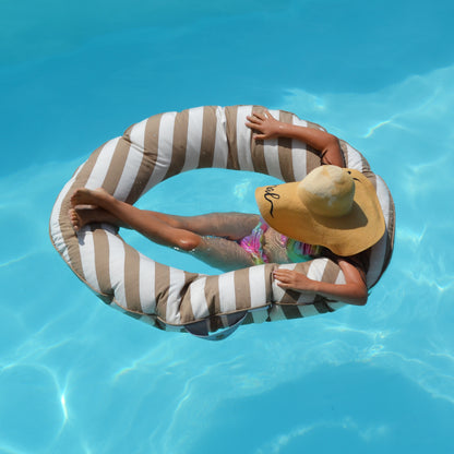 Schwimmring Swimmy

Wunderbarer, großer Schwimmring um im Wasser zu Entspannen. Der Außendurchmesser beträgt 110 cm, der innere 64 cm. An der Seite ist ein Henkel mit chillisy Logo angebracht, so dass der Schwimmring auch bei Verwendung im Meer befestigt werden kann.
