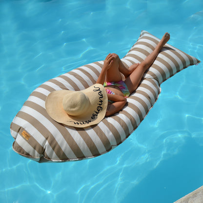 
Schwimmkissen Poolkissen beige weiß gestreift in Fisch Form Float Sharky by chillisy. Luftmatratze langlebig aus Stoff, nachhaltig in Deutschland hergestellt.