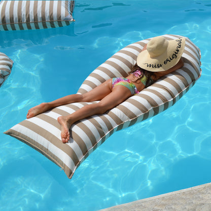 Schwimmkissen Poolkissen beige weiß gestreift in Fisch Form Float Sharky by chillisy. Luftmatratze, langlebig aus Stoff, nachhaltig in Deutschland hergestellt.