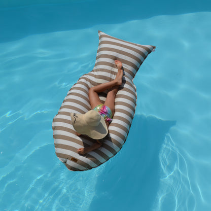 Schwimmkissen Poolkissen beige weiß gestreift in Fisch Form Float Sharky by chillisy. Luftmatratze, langlebig aus Stoff, nachhaltig in Deutschland hergestellt.
