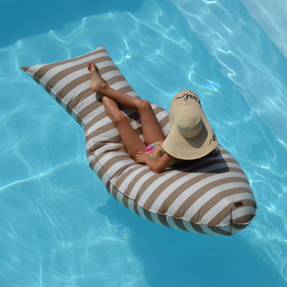 Schwimmkissen Poolkissen beige weiß gestreift in Fisch Form Float Sharky by chillisy. Luftmatratze, langlebig aus Stoff, nachhaltig in Deutschland hergestellt.