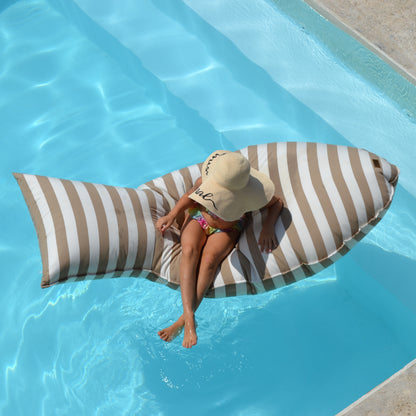 Schwimmkissen Poolkissen beige weiß gestreift in Fisch Form Float Sharky by chillisy. Luftmatratze, langlebig aus Stoff, nachhaltig in Deutschland hergestellt.