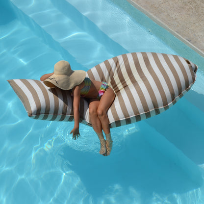Schwimmkissen Poolkissen beige weiß gestreift in Fisch Form Float Sharky by chillisy. Luftmatratze, langlebig aus Stoff, nachhaltig in Deutschland hergestellt.