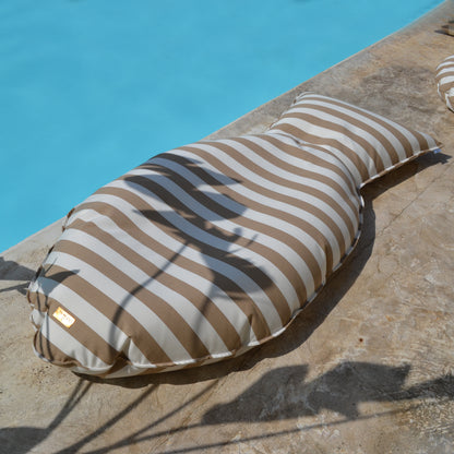 Schwimmkissen Poolkissen beige weiß gestreift in Fisch Form Float Sharky by chillisy. Luftmatratze langlebig aus Stoff, nachhaltig in Deutschland hergestellt.