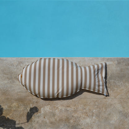 
Schwimmkissen Poolkissen beige weiß gestreift in Fisch Form Float Sharky by chillisy. Luftmatratze langlebig aus Stoff, nachhaltig in Deutschland hergestellt.