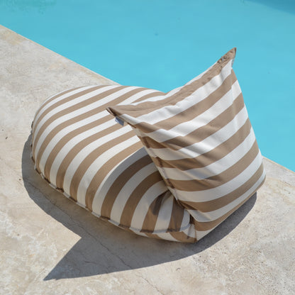 Schwimmkissen Poolkissen beige weiß gestreift in Fisch Form Float Sharky by chillisy. Luftmatratze, langlebig aus Stoff, nachhaltig in Deutschland hergestellt.