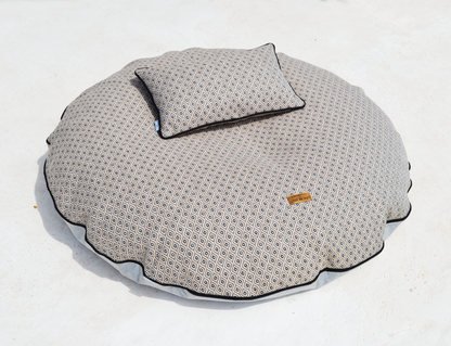 Kissen Sunbrella Komo Raffia Grau Melange  Für die Verwendung: Indoor und Outdoor  Bohemian Style Kissen für den Außen- und Innenbereich in der natürlichen Farbkombination Beige, Taupe, Weiß, Schwarz und Grau Melange.