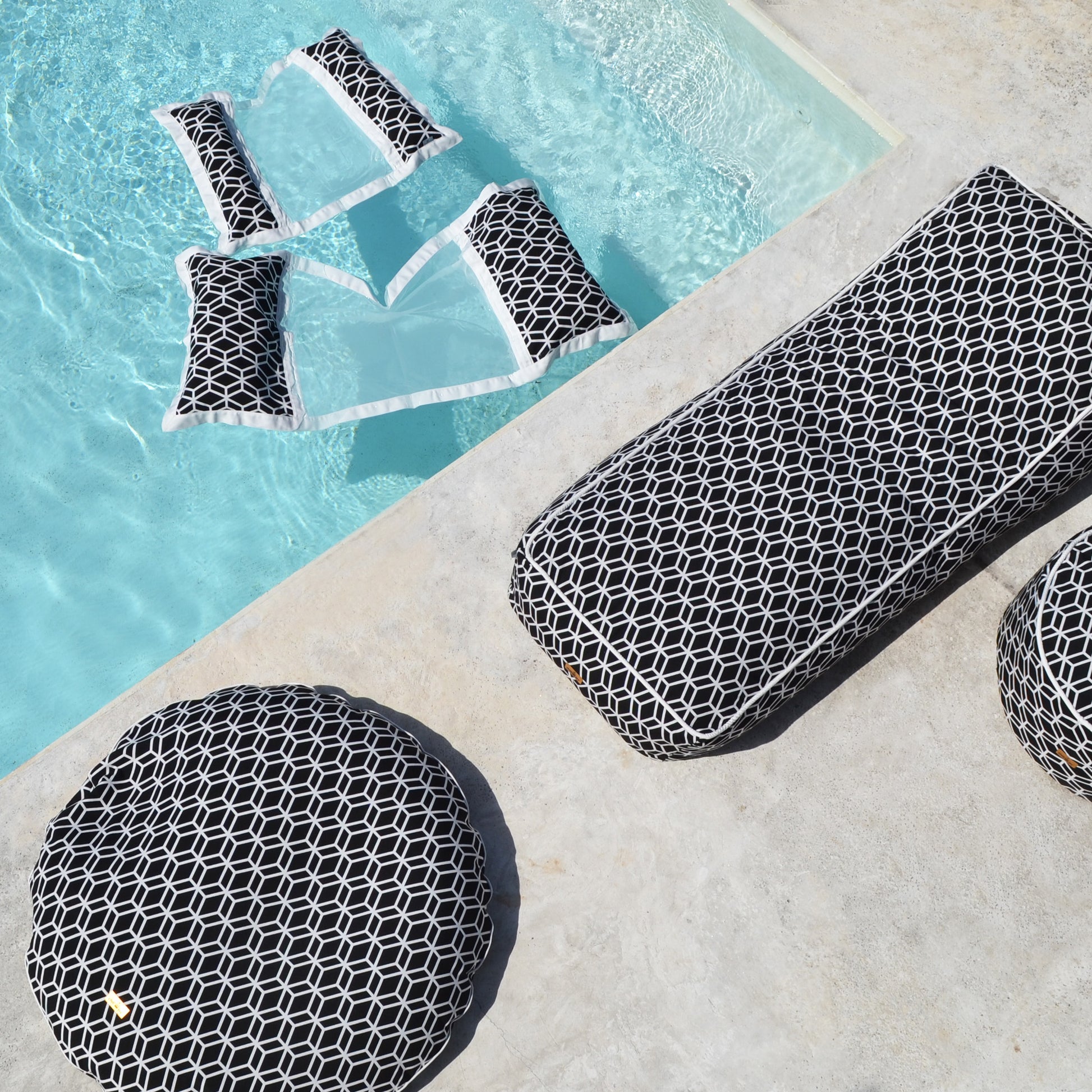 Schwarz weisses Daybed für Indoor und Outdoor, Wellness-, SPA-, Pool- und Strandbereich. Hergestellt in Deutschland von chillisy.