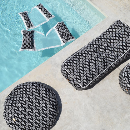 Schwarz weisses Daybed für Indoor und Outdoor, Wellness-, SPA-, Pool- und Strandbereich. Hergestellt in Deutschland von chillisy.