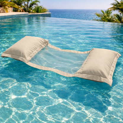chillisy® Wasserhängematte in Düne mit transparentem Netz, schwimmend in einem türkisblauen Infinity-Pool mit Meerblick.