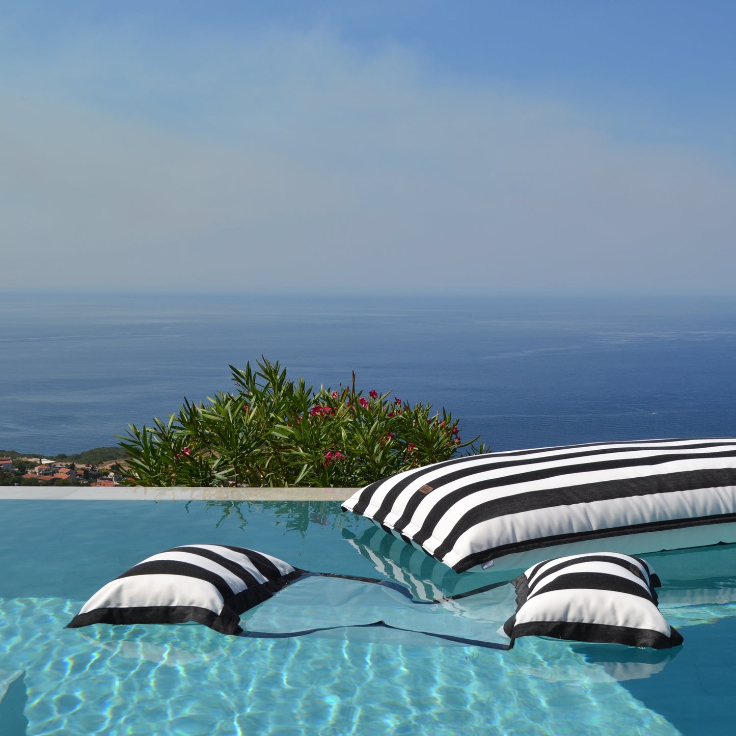 Wasserhängematte Monaco, moderne Luftmatratze (nachhaltig) in schwarz weiß gestreift, Länge 170 cm, 200 cm. Marke: chillisy