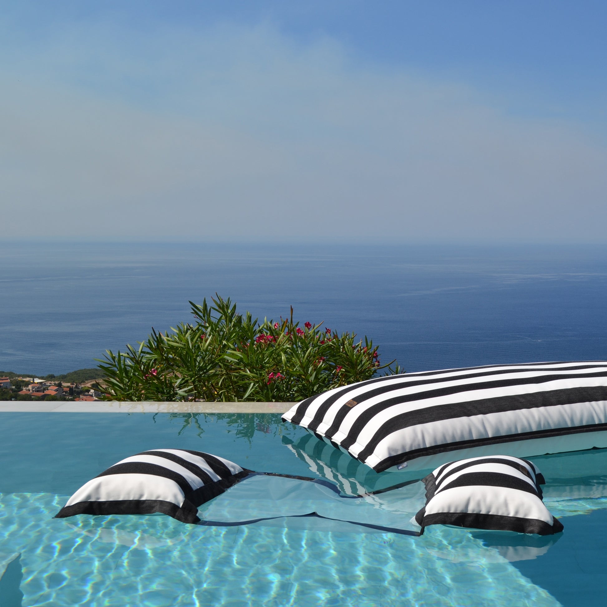 Wasserhängematte Monaco, moderne Luftmatratze (nachhaltig) in schwarz weiß gestreift, Länge 170 cm, 200 cm. Marke: chillisy