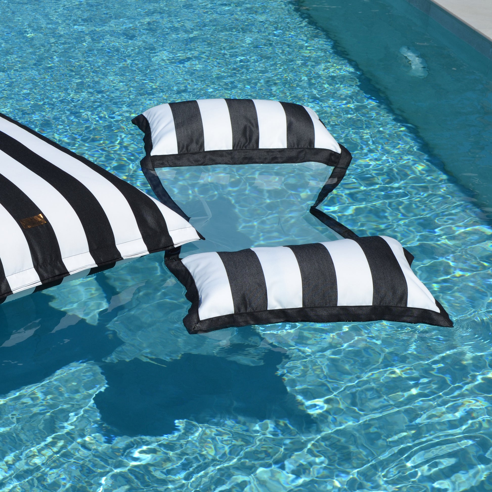 Wasserhängematte Monaco, moderne Luftmatratze (nachhaltig) in schwarz weiß gestreift, Länge 170 cm, 200 cm. Marke: chillisy