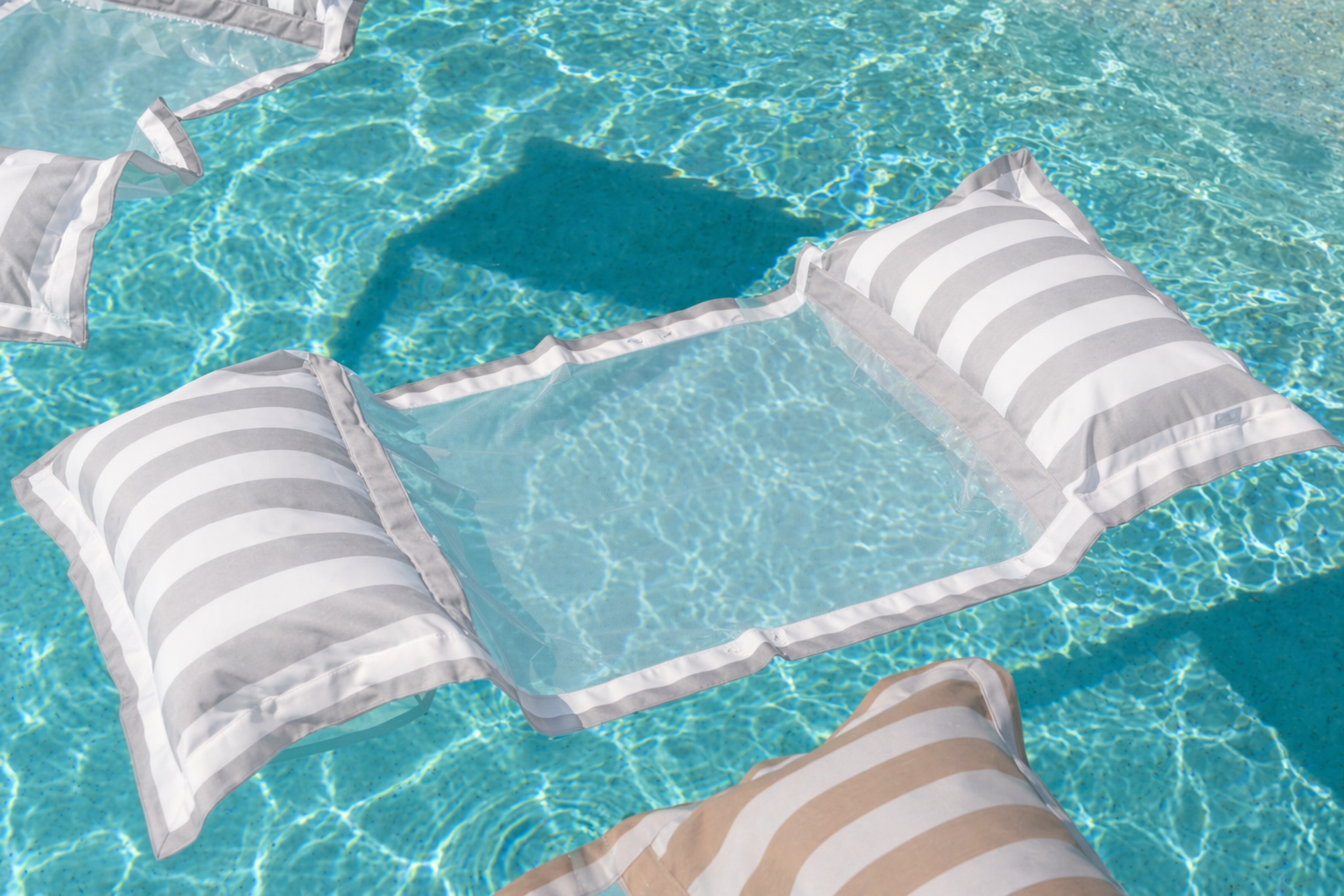 chillisy Wasserhängematte mit Netz in hellgrau weiss Blockstreifen Design im Pool schwimmend von chillisy hergestellt in Deutschland.