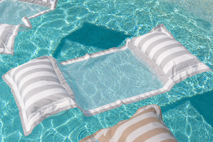 chillisy Wasserhängematte mit Netz in hellgrau weiss Blockstreifen Design im Pool schwimmend von chillisy hergestellt in Deutschland.