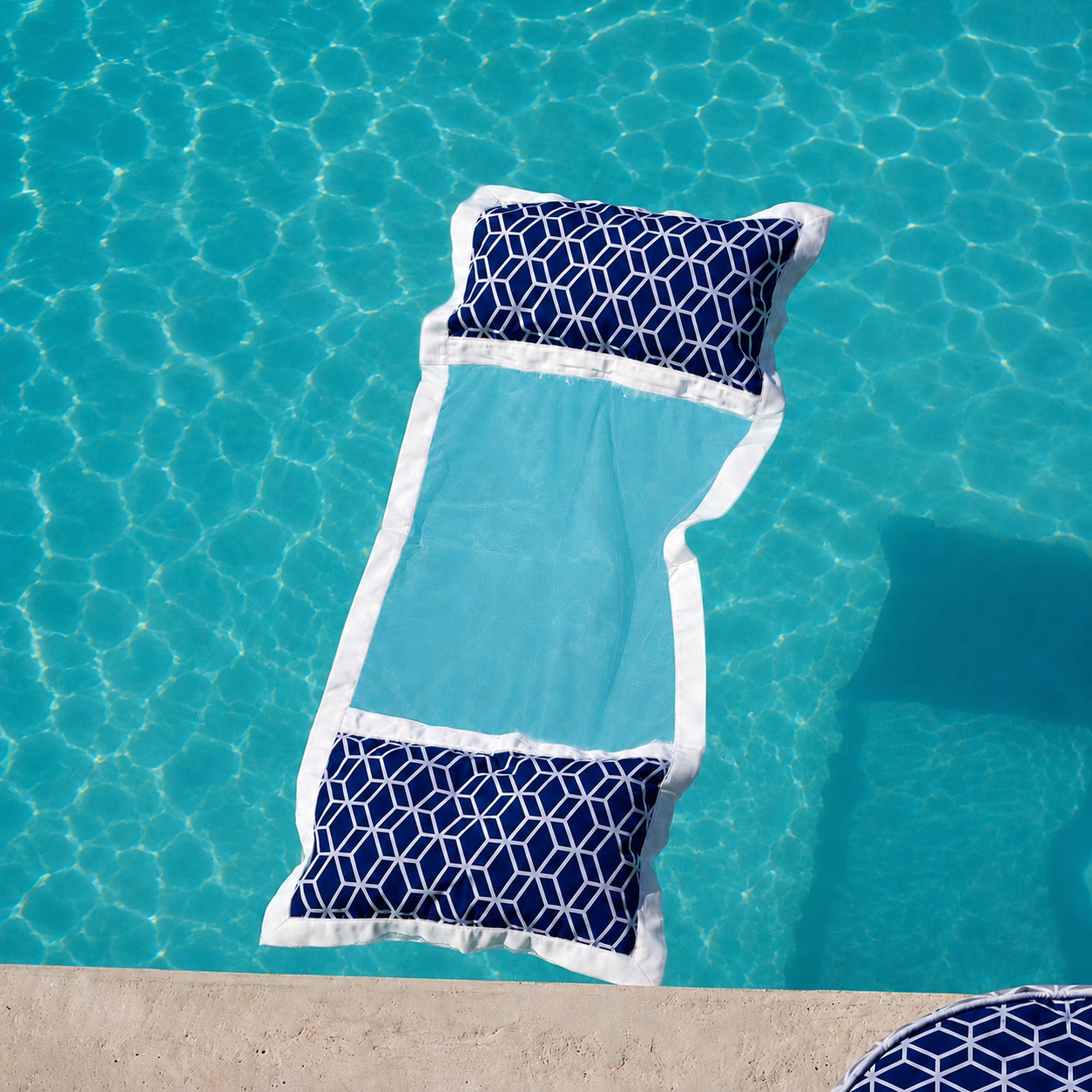 Luxuriöse schwimmende Wasserhängematte in Marineblau und Weiß mit geometrischem Muster im türkisblauen Pool. Die Netzliege lässt den Körper angenehm im Wasser schweben und eignet sich ideal zum Entspannen an heißen Sommertagen im Pool, am See oder im Meer.