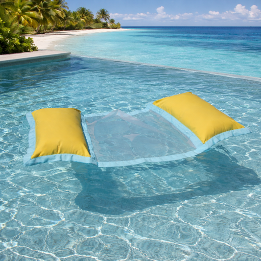 Luxus Wasserhängematte mit gelben Kissen im Infinity-Pool mit Meerblick – schwimmende Poolliege von chillisy für Pool, Strand und Meer.