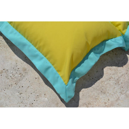 Details der Wasserhängematte in Gelb und Türks schwimmt auf dem Wasser von chillisy