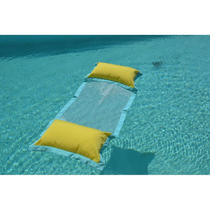 Wasserhängematte in Gelb und Türks schwimmt auf dem Wasser von chillisy