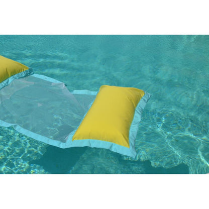 Wasserhängematte in Gelb und Türks schwimmt auf dem Wasser von chillisy