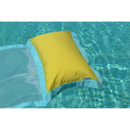 Wasserhängematte in Gelb und Türks schwimmt auf dem Wasser von chillisy