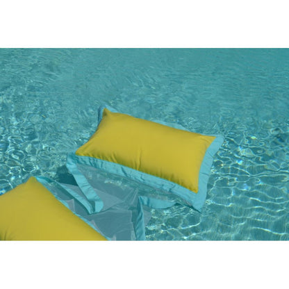 Wasserhängematte in Gelb und Türks schwimmt auf dem Wasser von chillisy