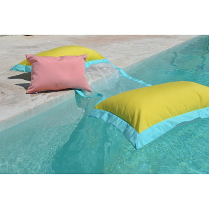 Wasserhängematte in Gelb und Türks schwimmt auf dem Wasser von chillisy
