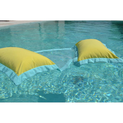 Wasserhängematte in Gelb und Türks schwimmt auf dem Wasser von chillisy