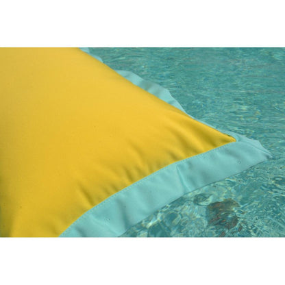 Details der Wasserhängematte in Gelb und Türks schwimmt auf dem Wasser von chillisy