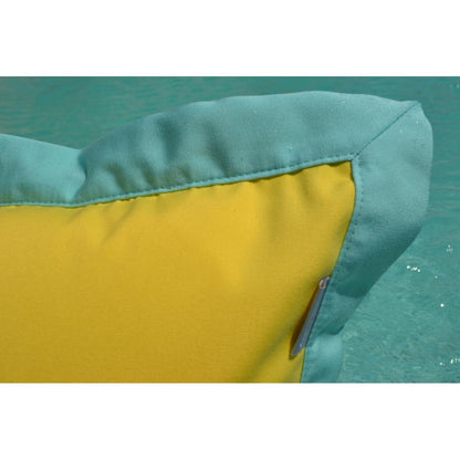 Details der Wasserhängematte in Gelb und Türks schwimmt auf dem Wasser von chillisy