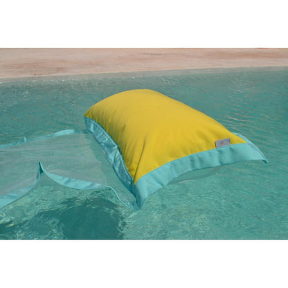 Wasserhängematte in Gelb und Türks schwimmt auf dem Wasser von chillisy