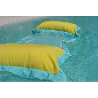 Wasserhängematte in Gelb und Türks schwimmt auf dem Wasser von chillisy