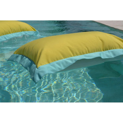 Wasserhängematte in Gelb und Türks schwimmt auf dem Wasser von chillisy