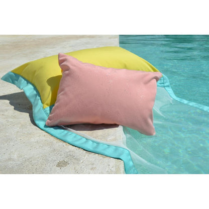 Wasserhängematte in Gelb und Türks schwimmt auf dem Wasser von chillisy mit rosa Schwimmkissen Piccolino