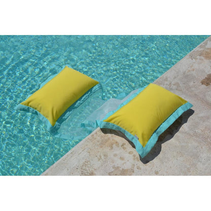 Wasserhängematte in Gelb und Türks schwimmt auf dem Wasser von chillisy