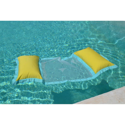 Wasserhängematte in Gelb und Türks schwimmt auf dem Wasser von chillisy