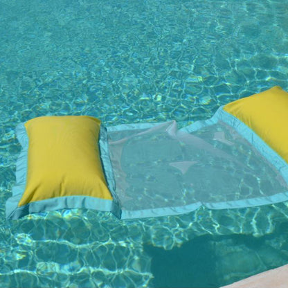 Wasserhängematte in Gelb und Türks schwimmt auf dem Wasser von chillisy