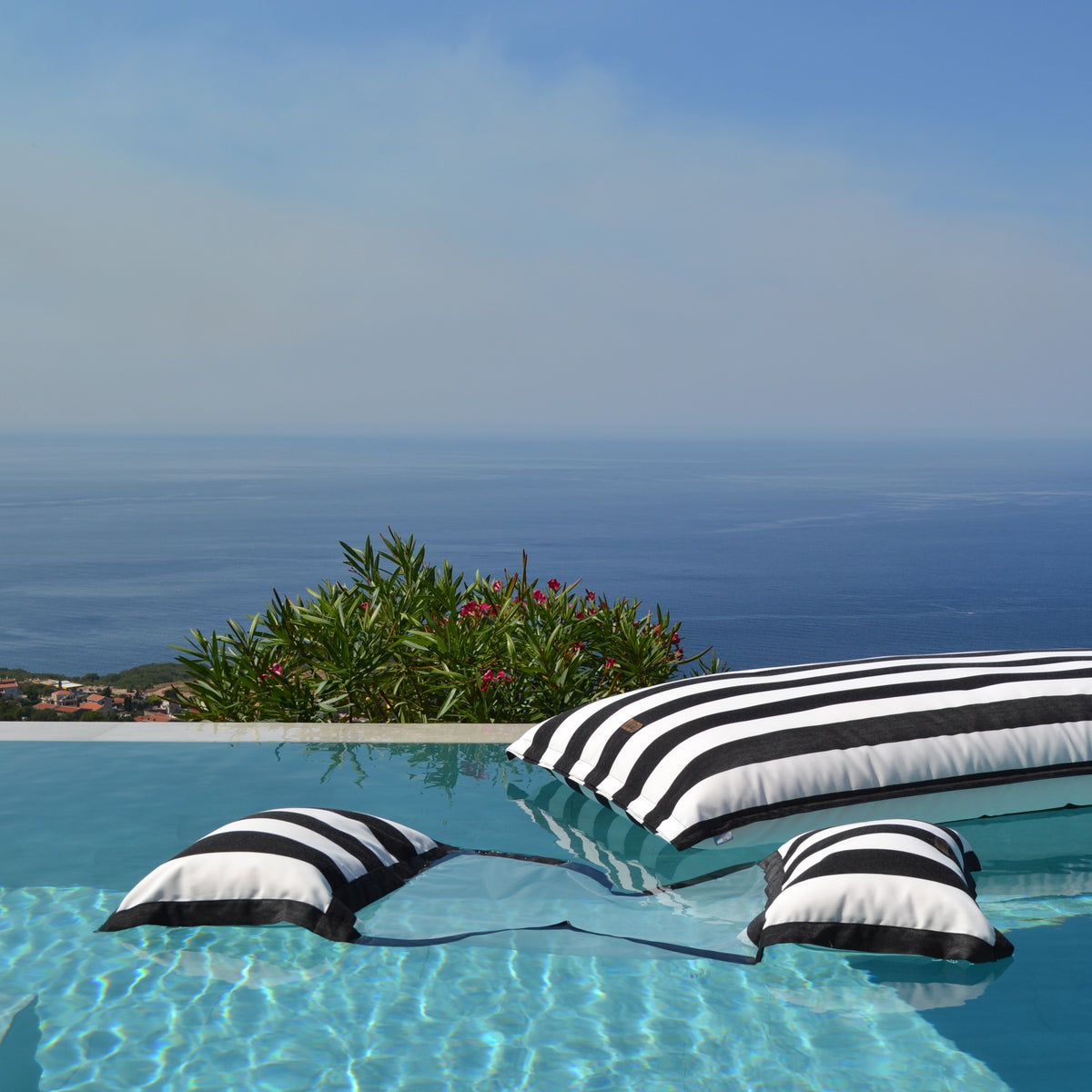 Schwarz weiß gestreifte chillisy Kollektion Sveti Stefan mit Wasserhängematte und Pool Sitzsack, hergestellt in Deutschland.