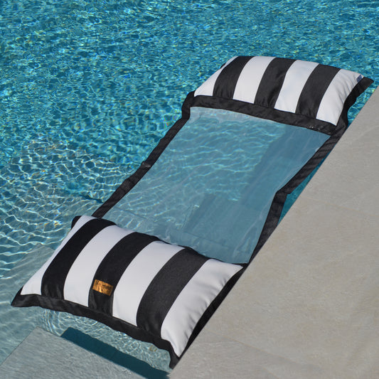 Wasserhängematte Sveti Stefan, moderne Schwimmliege in schwarz weiß gestreift, Länge 170 cm, 200 cm im Pool schwebend. Marke: chillisy, hergestellt in Deutschland