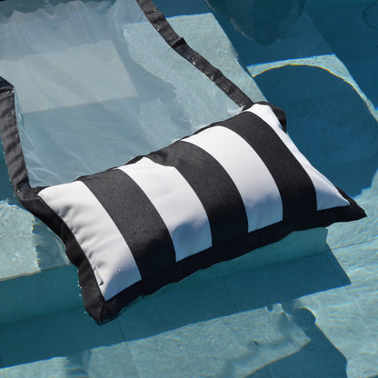 Schwarz weiß gestreifte Wasserhängematte im Pool schwebend der chillisy Sveti Stefan Kollektion, hergestellt in Deutschland.