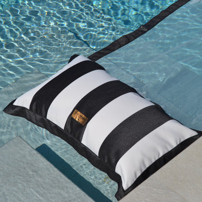 Schwarz weiß gestreifte Wasserhängematte im Pool schwebend der chillisy Sveti Stefan Kollektion, hergestellt in Deutschland.